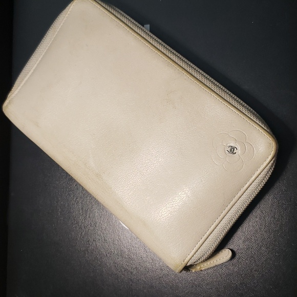 Chanel Off-White Camellia Zipped Wallet - Picture 16 of 16